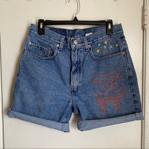 🌼EMBROIDERED LEVI’S SHORTS🌼